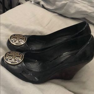 Tory Burch Black patent leather wedges